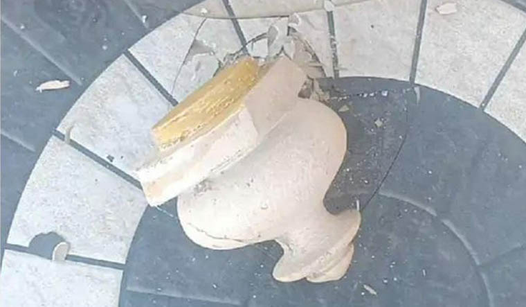 Madhya Pradesh: After 'collapse' of sages, Nandi Dwar's Kalash-shaped knob falls off at Mahakal Lok - Vimarsana News